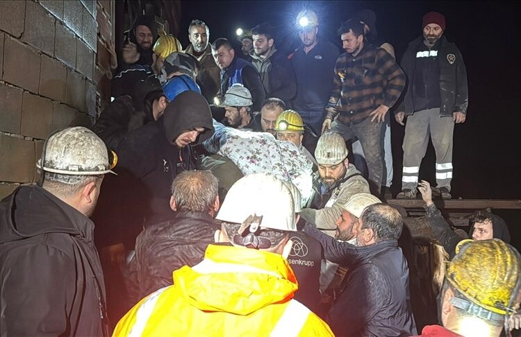 Maden ocağındaki göçükte mahsur kalan iki işçinin cesedine ulaşıldı 1 Maden ocağındaki göçükte mahsur kalan iki işçinin cesedine ulaşıldı