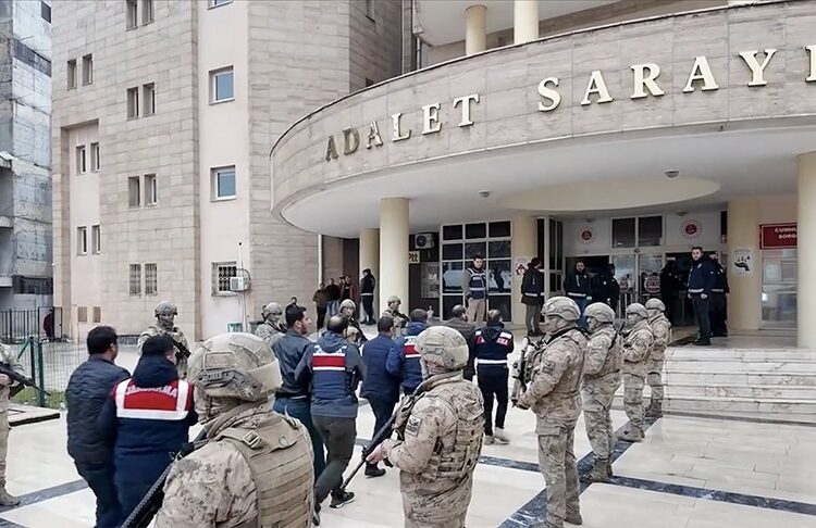 Tefecilik yapan suç örgütüne operasyon: 37 zanlıdan 23'ü tutuklandı 1 Tefecilik yapan suç örgütüne operasyon: 37 zanlıdan 23’ü tutuklandı