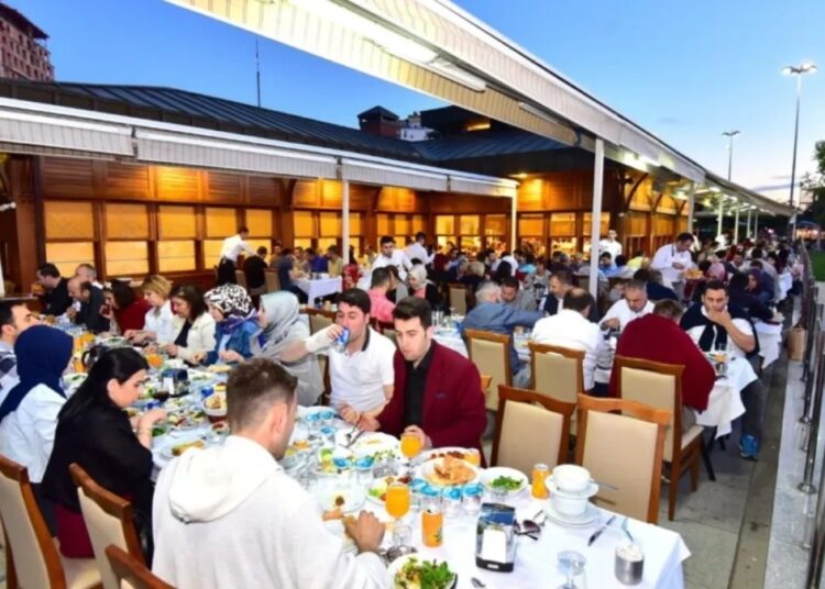 İBB’nin iftar menüsünün fiyatı 700 TL'ye çıktı 1 İBB’nin iftar menüsünün fiyatı 700 TL’ye çıktı