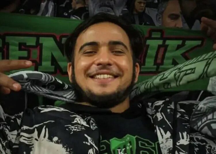 Devre arasında tribünden düşen taraftar hayatını kaybetti