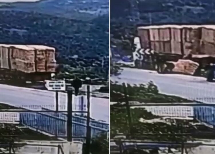 Yolda yürürken üzerine saman düşen kişi yaşamını yitirdi 1 Yolda yürürken üzerine saman düşen kişi yaşamını yitirdi