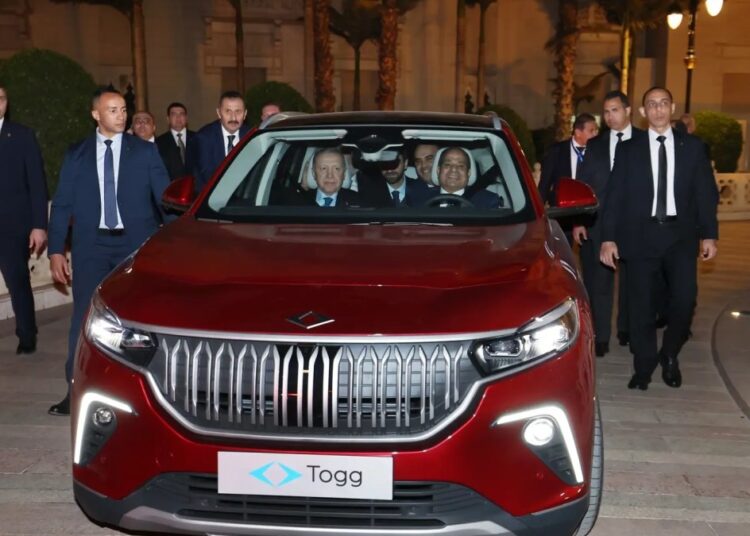 Cumhurbaşkanı Erdoğan, Sisi’ye Togg hediye etti