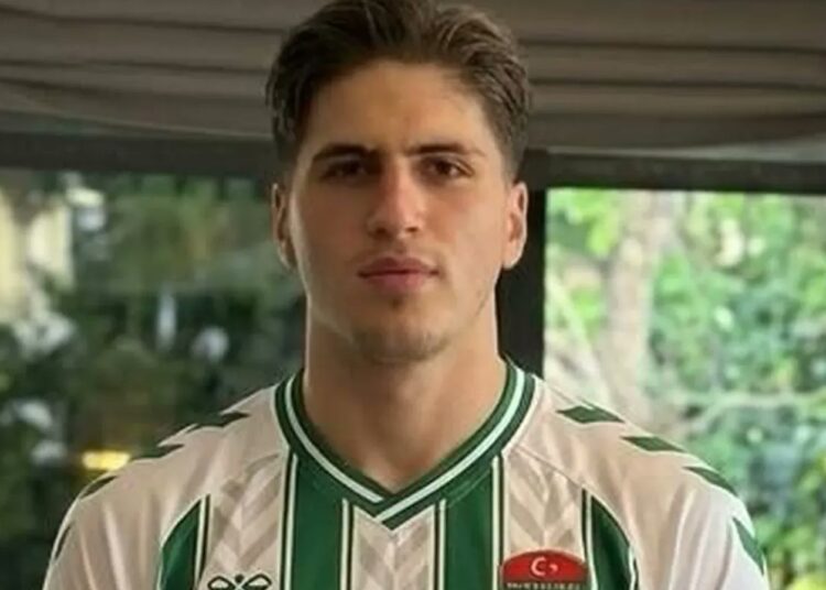 Genç futbolcu bayram için geldiği İstanbul’da silahlı saldırıda öldürüldü 1 Genç futbolcu bayram için geldiği İstanbul’da silahlı saldırıda öldürüldü