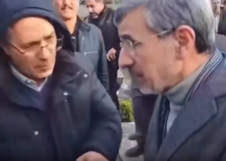 Öldü denilen Ahmedinejad, şehitlik ziyaretinde ortaya çıktı 1 Öldü denilen Ahmedinejad, şehitlik ziyaretinde ortaya çıktı