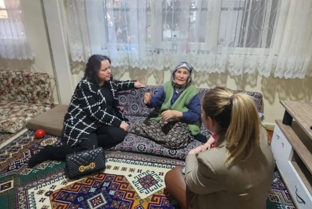 AK Partili vekilin lüks çanta ile yoksul ziyareti gündem oldu 1 AK Partili vekilin lüks çanta ile yoksul ziyareti gündem oldu