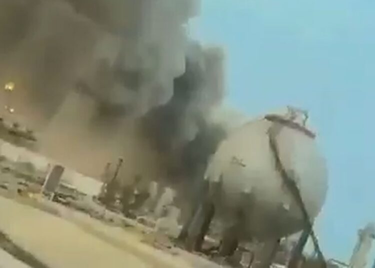 İran Suudi Arabistan'ın petrol rafinerisini vurdu 1 İran Suudi Arabistan’ın petrol rafinerisini vurdu