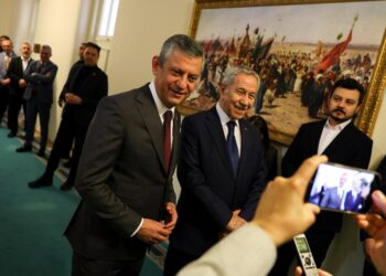Özgür Özel’den eski TBMM Başkanı Arınç’a iadei ziyaret