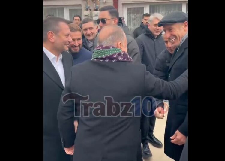 Orhan Kaynak'ın cenazesindeki gülüşmeler tepki topladı 1 Orhan Kaynak’ın cenazesindeki gülüşmeler tepki topladı