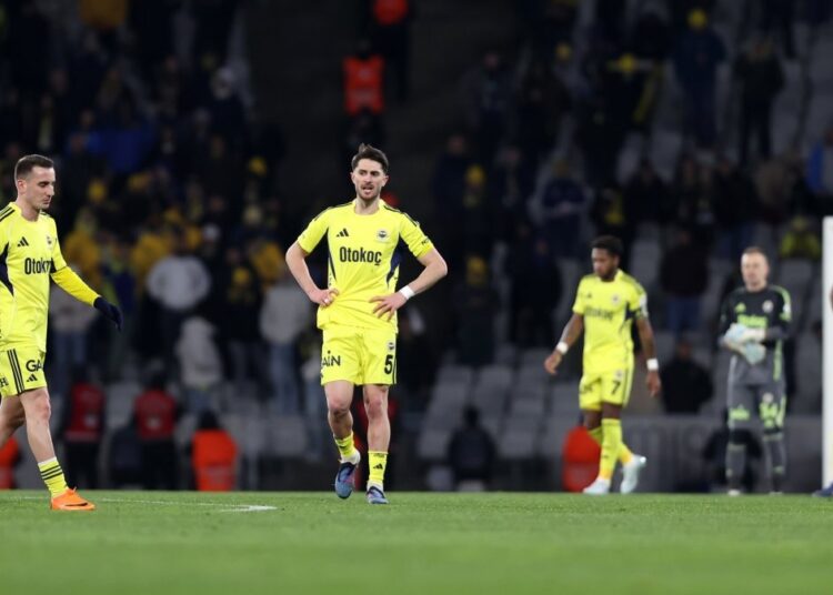 Yenilgi sonrası Fenerbahçeli futbolcular ve ailelerine tehdit mesajları yağdı 1 Yenilgi sonrası Fenerbahçeli futbolcular ve ailelerine tehdit mesajları yağdı
