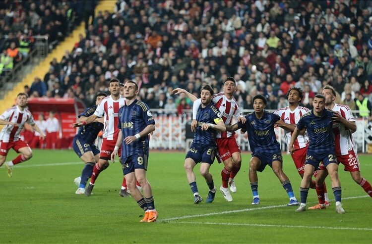 Fenerbahçe şampiyonluk yolunda yara aldı 1 Fenerbahçe şampiyonluk yolunda yara aldı