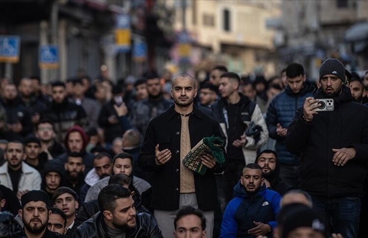 İsrail izin vermedi, Filistinliler, bayram namazını Mescid-i Aksa çevresinde kıldı 1 İsrail izin vermedi, Filistinliler, bayram namazını Mescid-i Aksa çevresinde kıldı