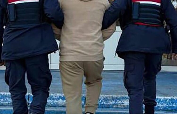 Kırmızı bültenle aranan 18, ulusal seviyede aranan 27 suçlu Türkiye'ye getirildi 1 Kırmızı bültenle aranan 18, ulusal seviyede aranan 27 suçlu Türkiye’ye getirildi