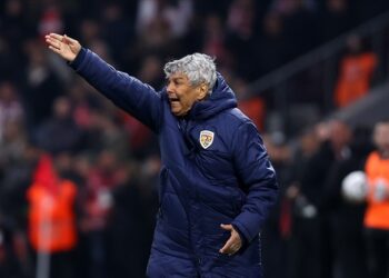 Milli takım kampında fenalaşan Mircea Lucescu, hastaneye kaldırıldı 8 Milli takım kampında fenalaşan Mircea Lucescu, hastaneye kaldırıldı