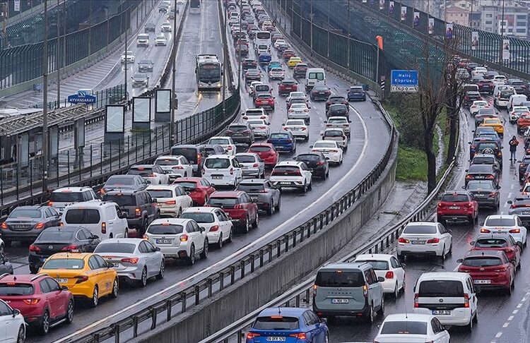 Yollarda bayram tatilinden dönüş yoğunluğu başladı