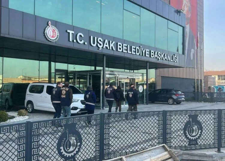 Uşak Belediye Başkanı Yalım, rüşvet iddiasıyla gözaltına alındı