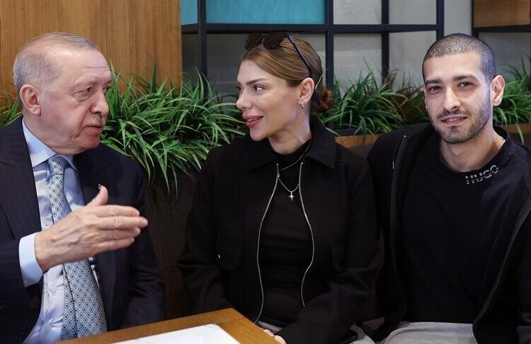 Erdoğan, kafede vatandaşlarla sohbet etti