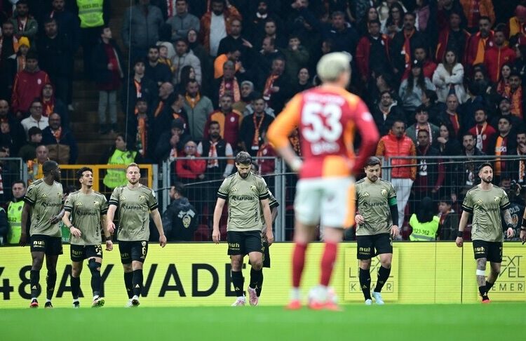Safa Kar yazdı I Galatasaray ağır yaralı; Fark 2’ye düştü! 1 Safa Kar yazdı I Galatasaray ağır yaralı; Fark 2’ye düştü!