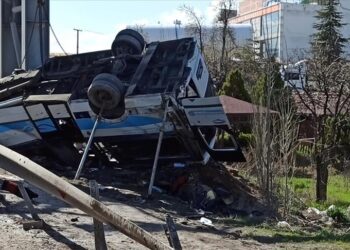 Özel halk otobüsü üst geçidin ayağına çarptı: 5 ölü, 14 yaralı