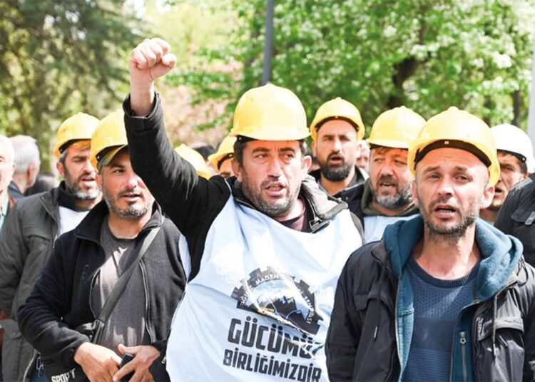 Eylem yapan madenciler kazandı, tüm hakları ödenecek