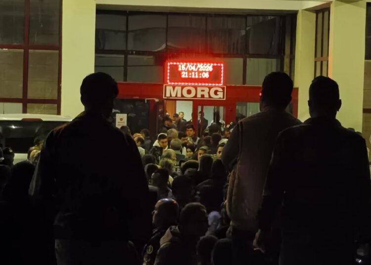 Aileler, geceyi hastane morgunun kapısında geçirdi 1 Aileler, geceyi hastane morgunun kapısında geçirdi