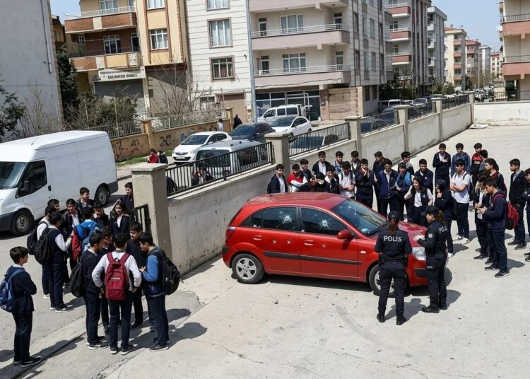 Gaziantep'te okul önünde öğrenciye silahla ateş açıldı 1 Gaziantep’te okul önünde öğrenciye silahla ateş açıldı