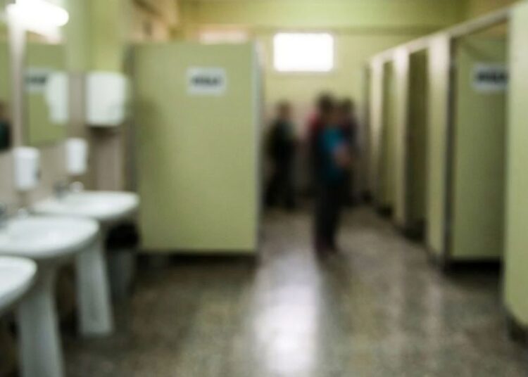 Okul tuvaletinde silah ve tehdit notu bulundu 1 Okul tuvaletinde silah ve tehdit notu bulundu