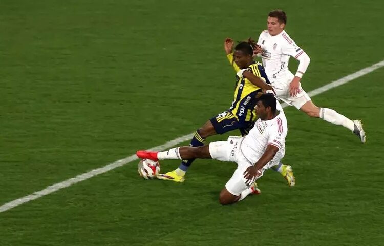 Emmanuel Agbadou: Pozisyonun penaltıyla alakası yok, ceza sahası içerisinde bile değil 1 Emmanuel Agbadou: Pozisyonun penaltıyla alakası yok, ceza sahası içerisinde bile değil