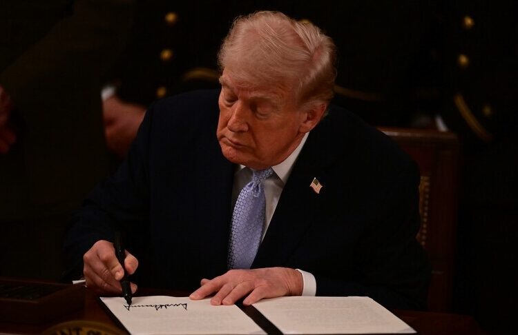 Trump’tan istihbarata yetkisiz dinleme imkanı