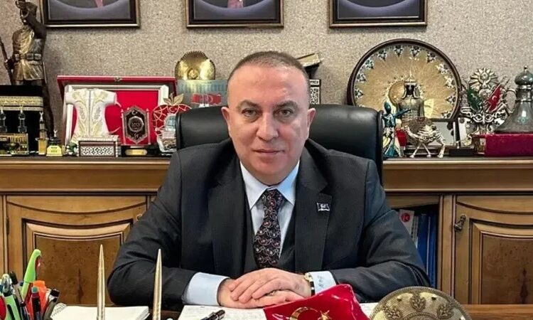 Eşi, şiddet gerekçesiyle İzzet Ulvi Yönter'den şikayetçi oldu 1 Eşi, şiddet gerekçesiyle İzzet Ulvi Yönter’den şikayetçi oldu