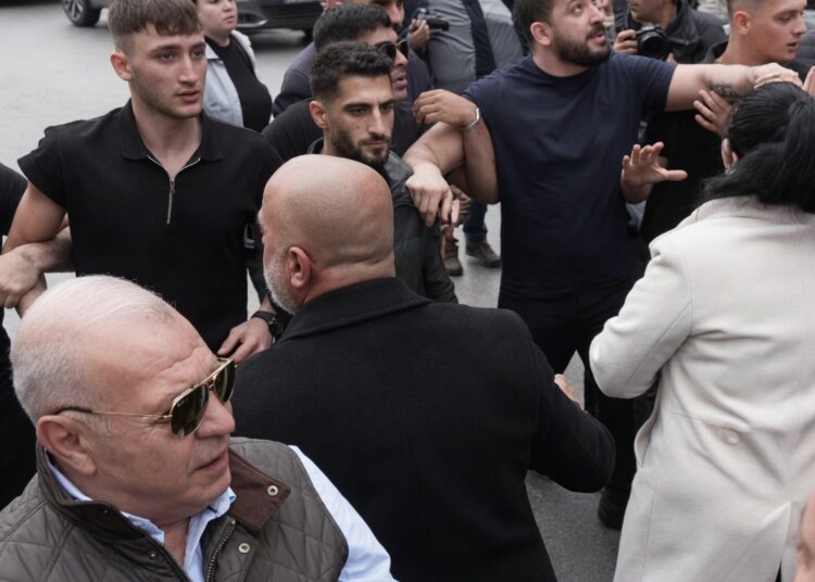 CHP Genel Merkezi önünde tahliye arbedesi 1 CHP Genel Merkezi önünde tahliye arbedesi