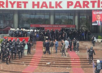 Polis, biber gazı ve plastik mermi kullanarak CHP Genel Merkezi’ne girdi