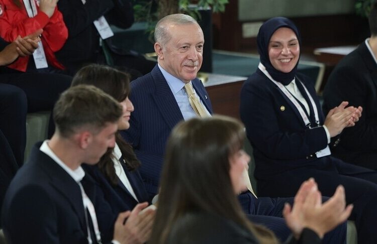 Gençlerle buluşan Erdoğan: Sosyal medya gençliğimizin en büyük sorunu 1 Gençlerle buluşan Erdoğan: Sosyal medya gençliğimizin en büyük sorunu