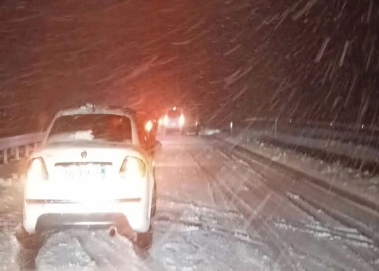 Mayıs ayında kar nedeniyle Afyonkarahisar'da yollar kapandı 1 Mayıs ayında kar nedeniyle Afyonkarahisar’da yollar kapandı