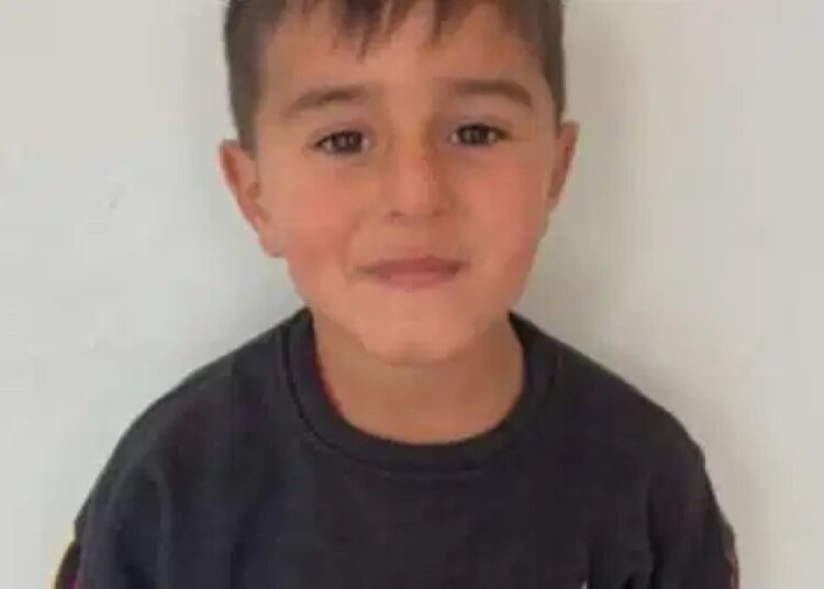Kayıp olarak aranan çocuk, evlerinin damında hareketsiz bulundu