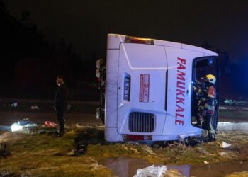 Bandırma’da yolcu otobüsü devrildi: 3 kişi yaşamını yitirdi