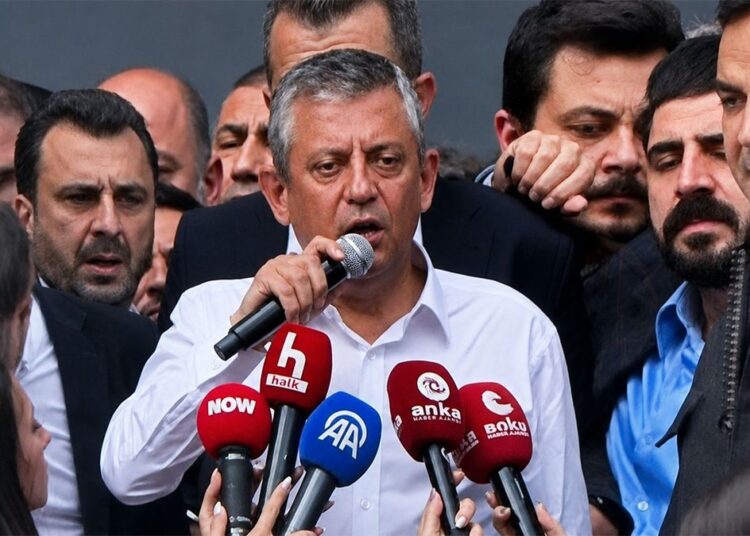 Özgür Özel CHP Genel Merkezi’ni terk etti