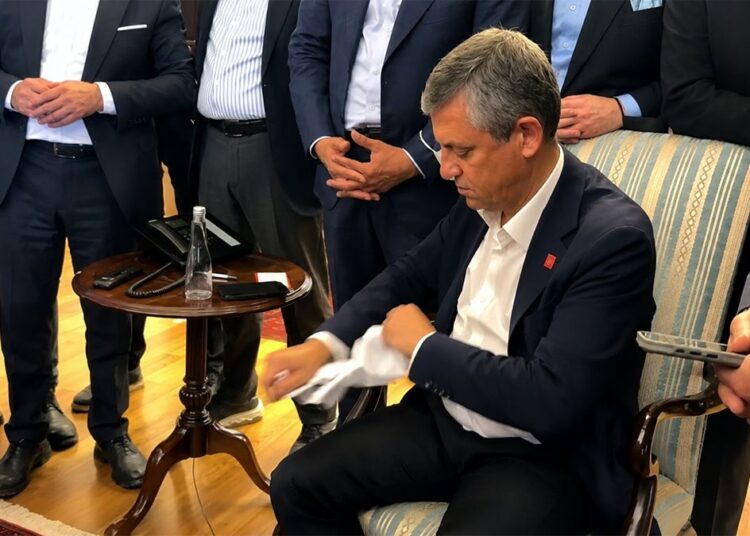 Özgür Özel, Kılıçdaroğlu’nun avukatının getirdiği tebligatı yırtıp attı 1 Özgür Özel, Kılıçdaroğlu’nun avukatının getirdiği tebligatı yırtıp attı