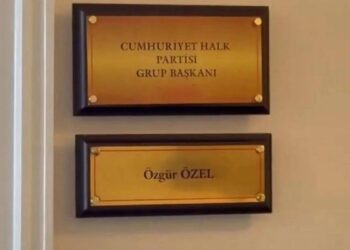 Özgür Özel’in makam odası için grup başkanı tabelası