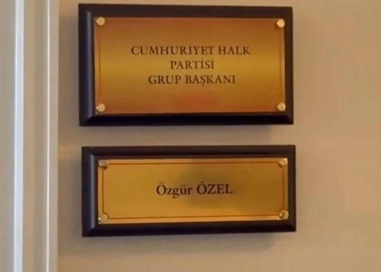 Özgür Özel’in makam odası için grup başkanı tabelası 1 Özgür Özel’in makam odası için grup başkanı tabelası