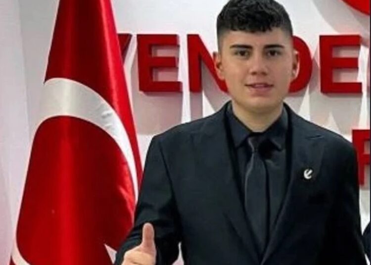 Kavgayı ayırmak isterken bıçaklanan Yeniden Refahlı genç yaşamını yitirdi 1 Kavgayı ayırmak isterken bıçaklanan Yeniden Refahlı genç yaşamını yitirdi