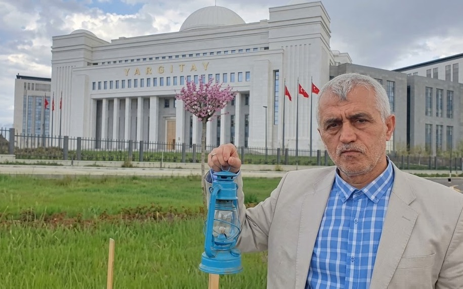 Yargıtay önünde fenerli Yüksel Kocaman protestosu
