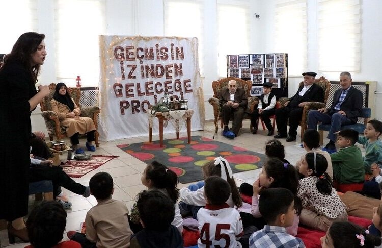 Anaokulu öğrencileri sosyal ve kültürel değerleri yaşlılardan öğreniyor 1 Anaokulu öğrencileri sosyal ve kültürel değerleri yaşlılardan öğreniyor