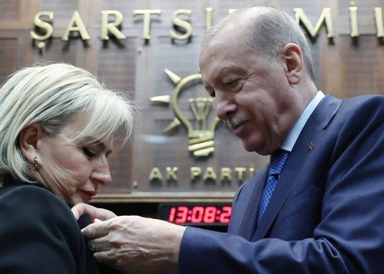 CHP’den istifa eden Nimet Özdemir AK Parti’ye katıldı