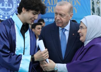 Torununa diplomasını Cumhurbaşkanı Erdoğan verdi