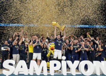 Fenerbahçe basketbolda üst üste üçüncü kez şampiyon oldu