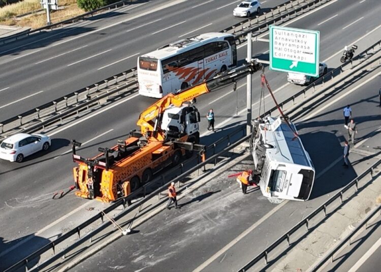 İstanbul'da midibüsün devrilmesi sonucu 12 kişi yaralandı 1 İstanbul’da midibüsün devrilmesi sonucu 12 kişi yaralandı