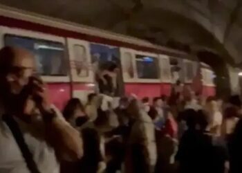 Havalimanına sefer yapan metro raydan çıktı