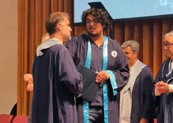 Fotoğraf çektirmek istemeyen öğrencinin diplomasına el koymaya çalıştı