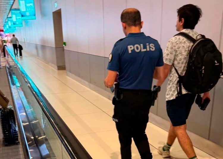 Komedyen Deniz Göktaş tutuklandı 1 Yurtdışından dönen Deniz Göktaş, havaalanında gözaltına alındı