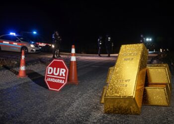 Jandarma üniforması giyip yol kestiler, 13 kilo altın çaldılar